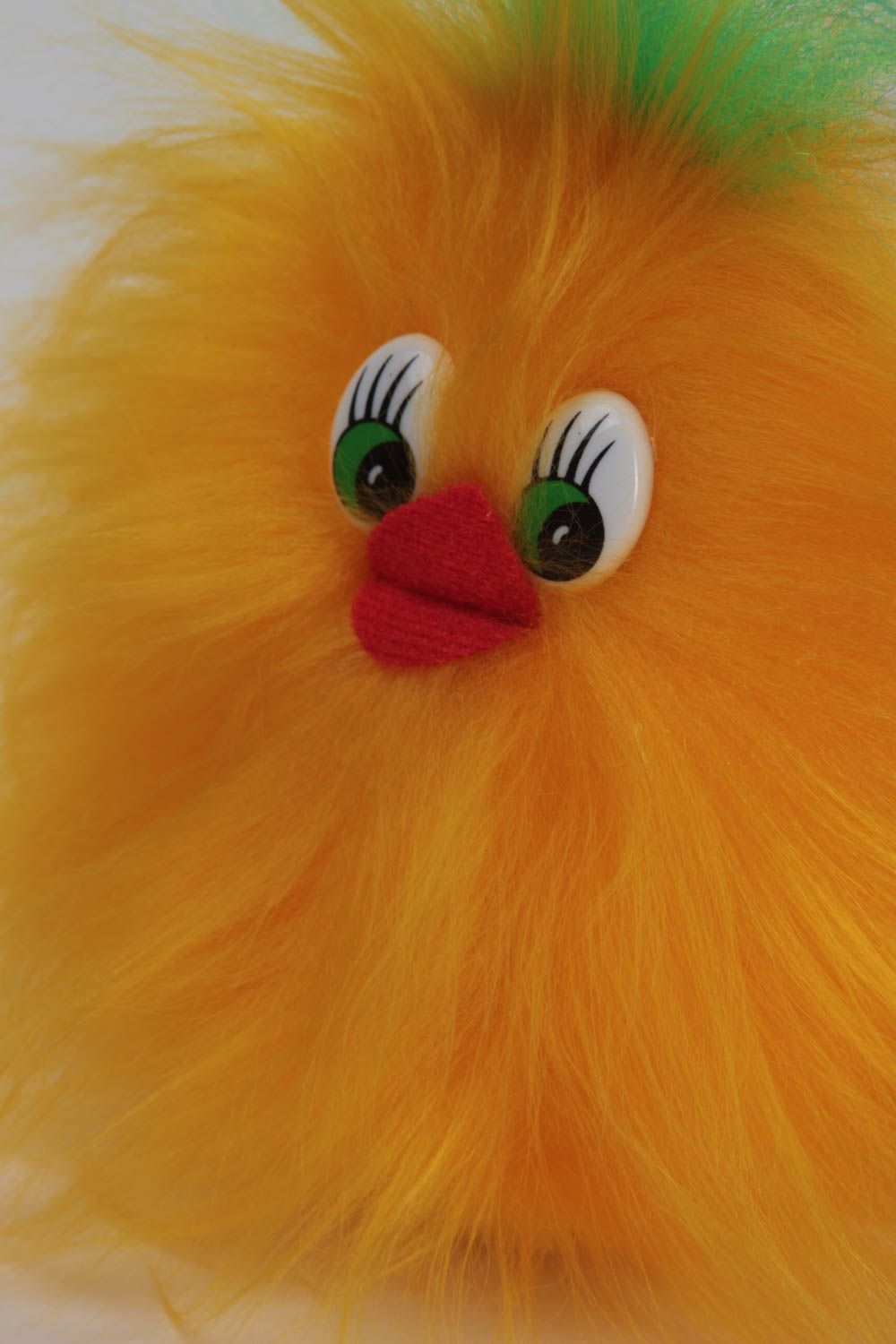Игрушка из искуссвенного меха в виде птички желтая с зеленым ручной работы фото 3