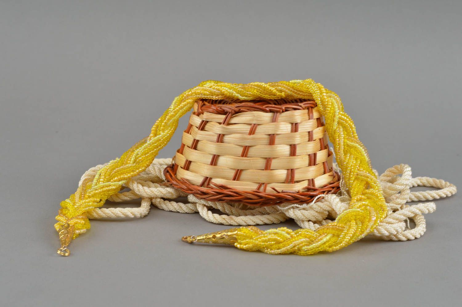 Ожерелье из бисера плетеное ручной работы оригинальное желтое косичкой фото 1