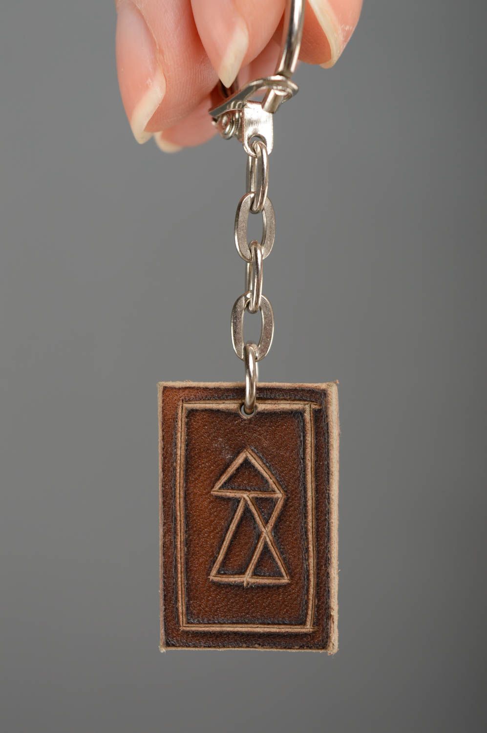 Porte-clé en cuir naturel avec runes pour passer les examens fait main photo 3