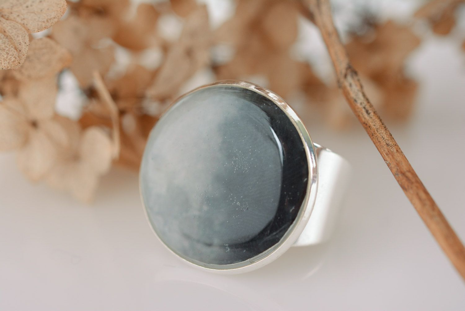 Metallischer runder schwarzer handgemachter Ring aus Epoxidharz mit Blütenblatt foto 1
