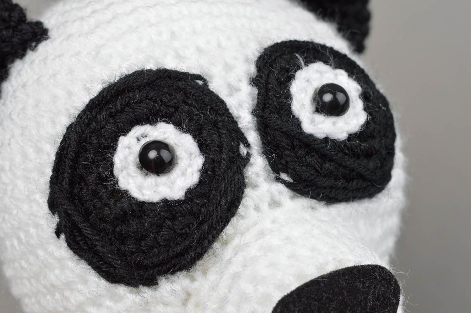 Красивая мягкая игрушка ручной работы панда для ребенка вязаная небольшая фото 4