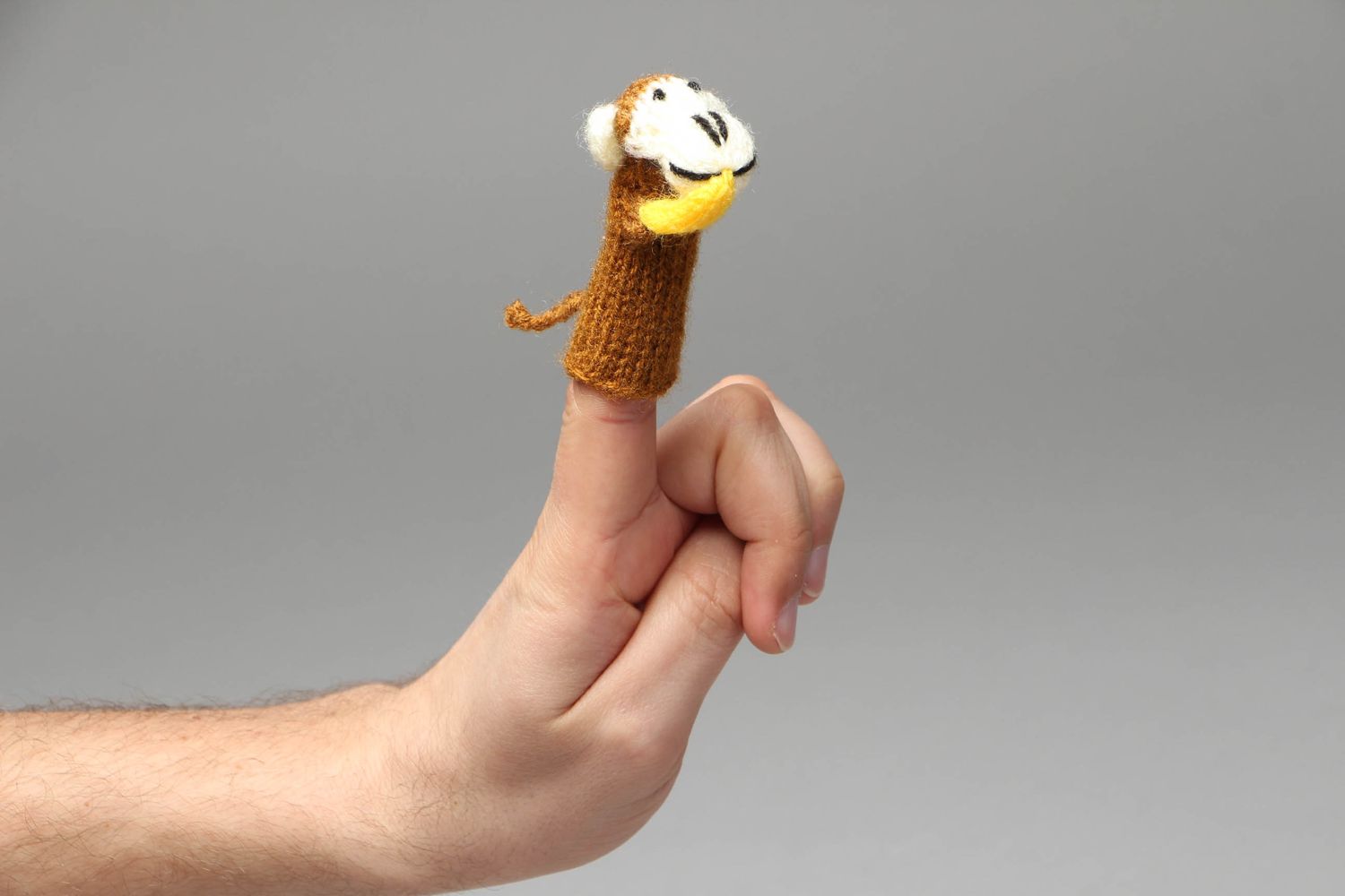 Jouet de doigt singe tricoté avec des aiguilles  photo 3