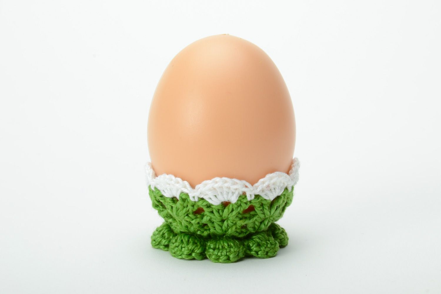 Вязаная подставка для пасхального яйца зеленая фото 2