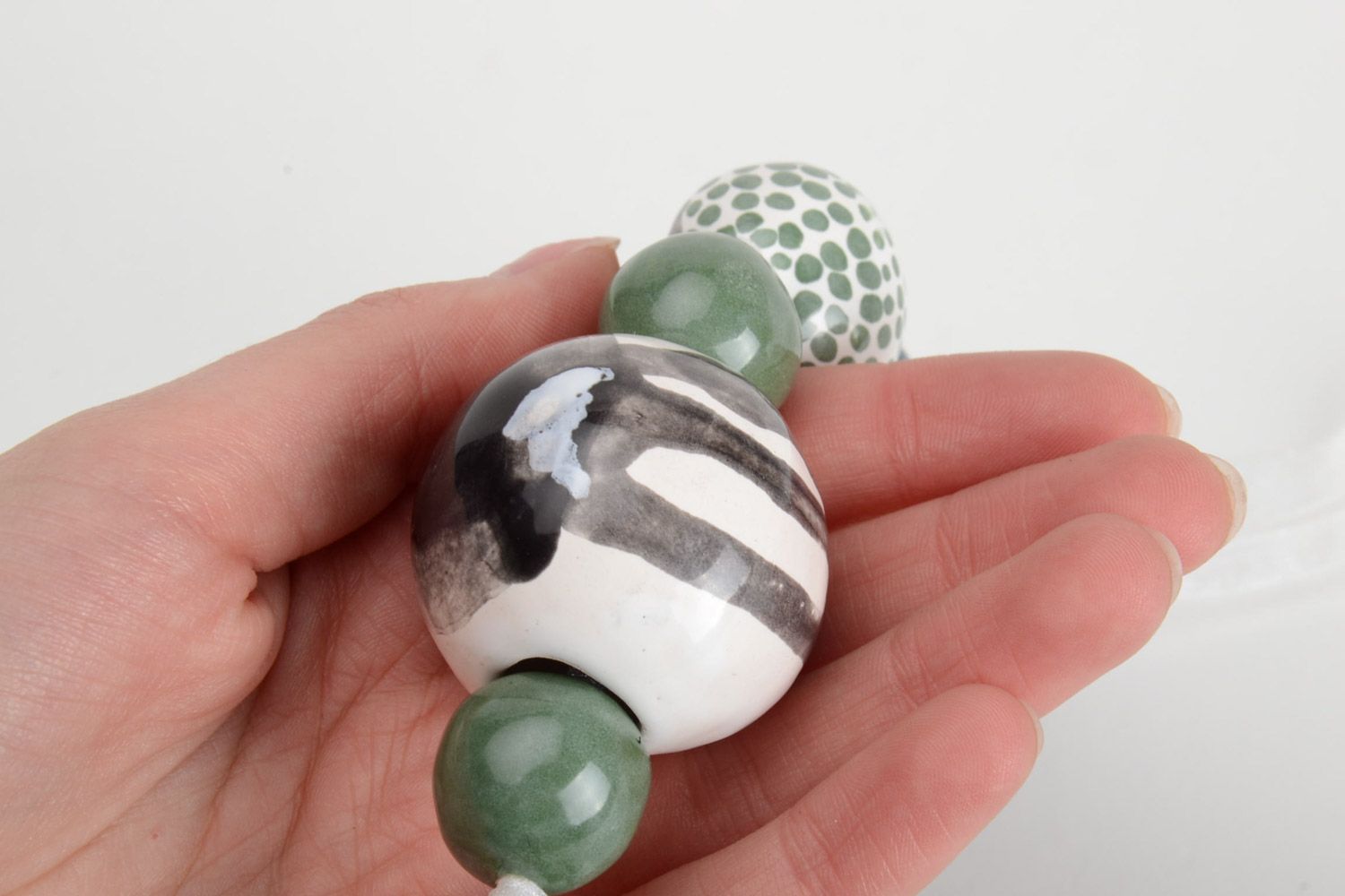 Крупное глиняное ожерелье с росписью эмалями на шнуре ручной работы серо-зеленое фото 5