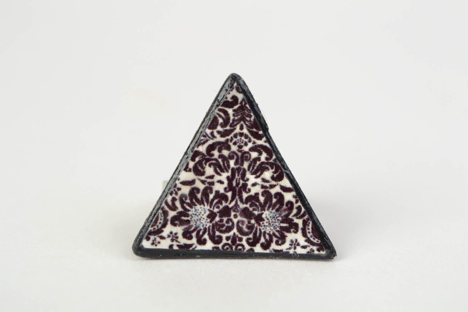 Кольцо из полимерной глины с росписью акрилом треугольное стильное ручной работы фото 3