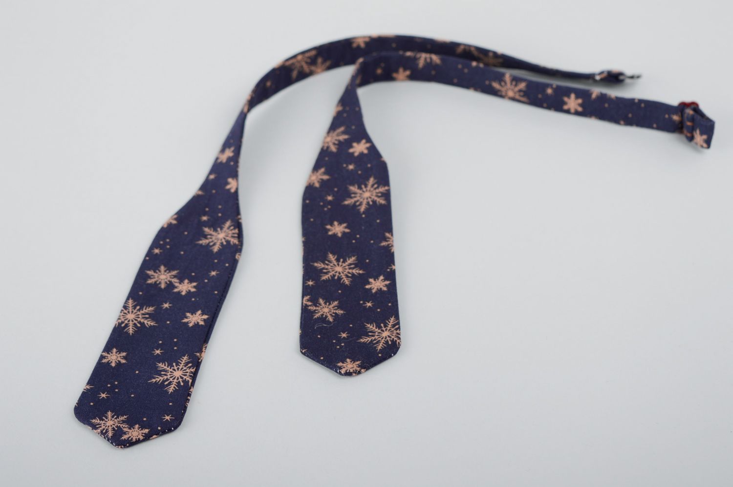 Blue bow tie with pattern photo 2