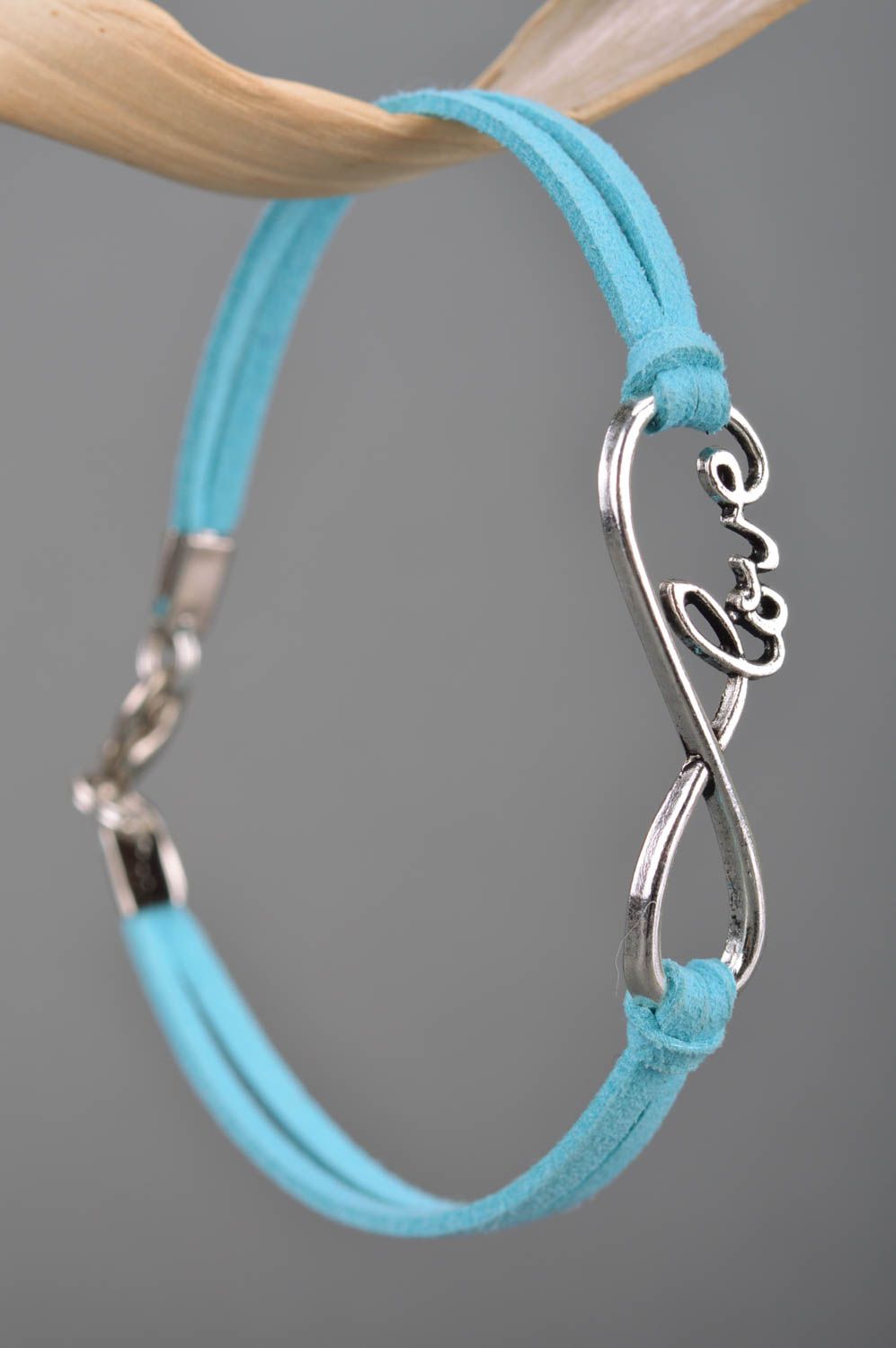 Bracelet bleu clair fin en lacets de daim fait main avec infini et mot love photo 3