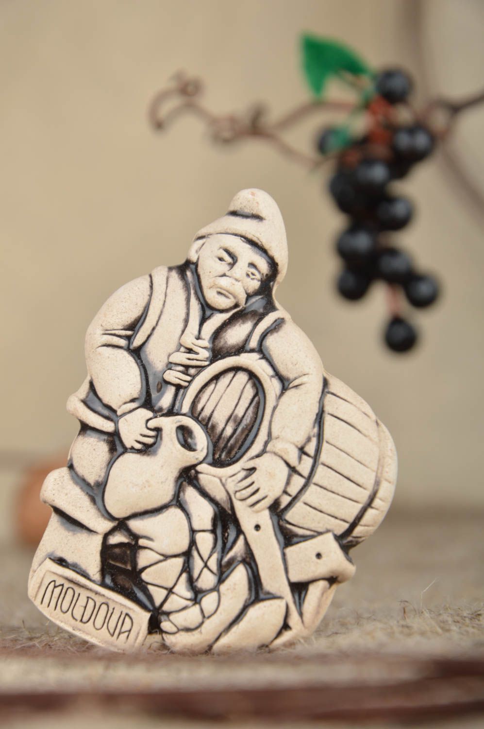 Petit magnet figurine en céramique beige fait main vigneron pour réfrigérateur photo 1