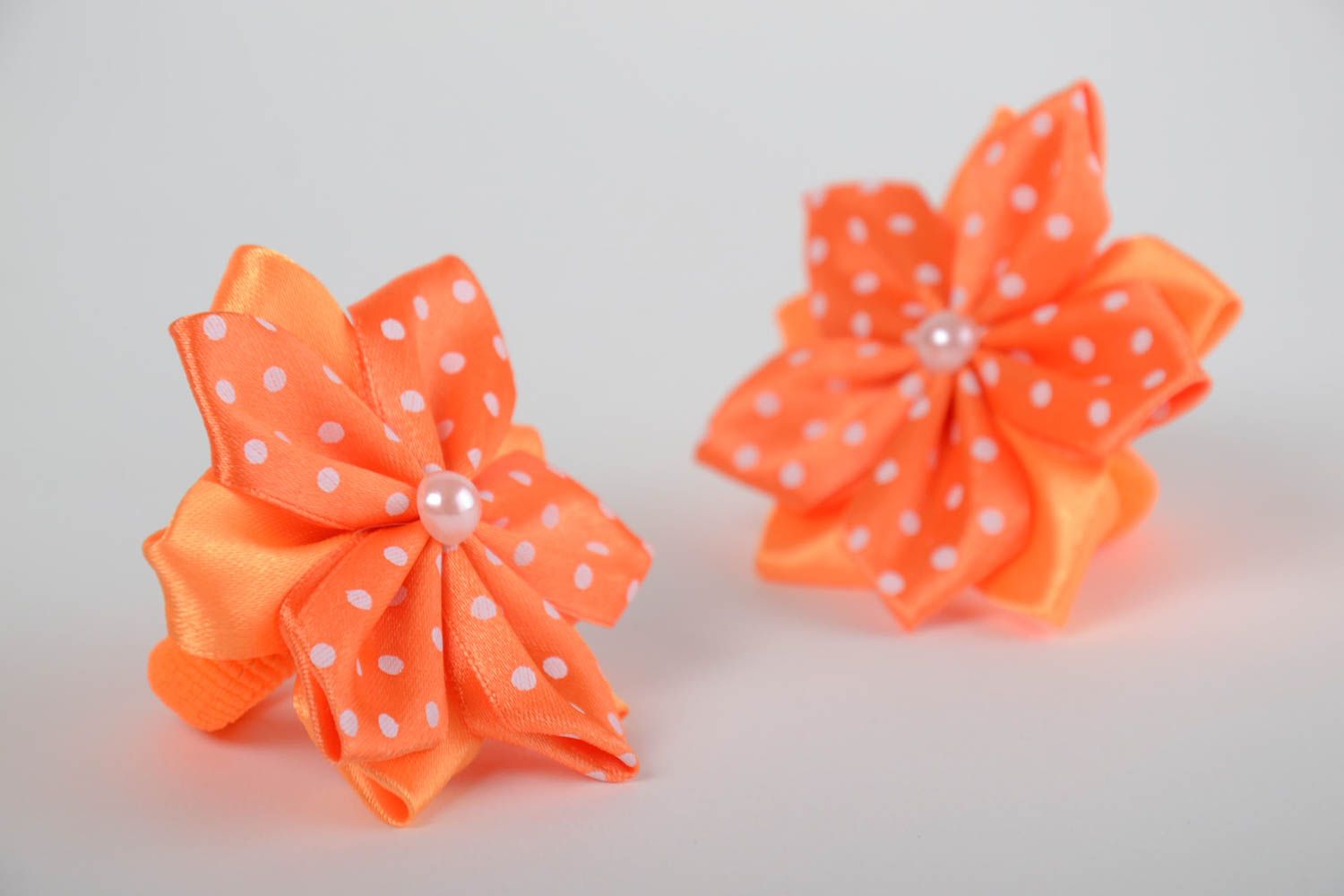 Резинки для волос из атласных лент ручной работы набор 2 штуки детские оранжевые фото 5