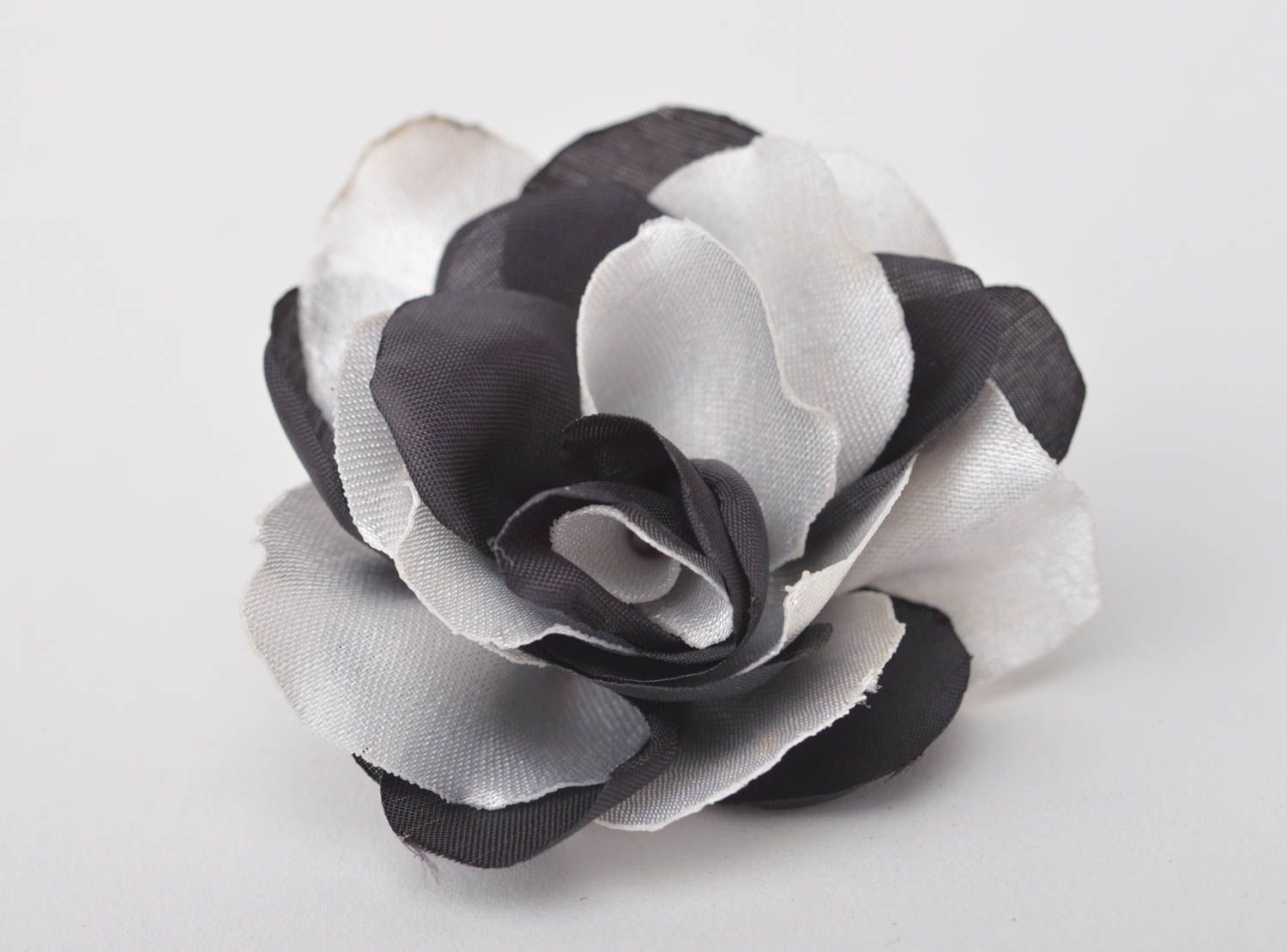 Pince cheveux faite main Barrette à cheveux Accessoire femme fleur noir et blanc photo 2