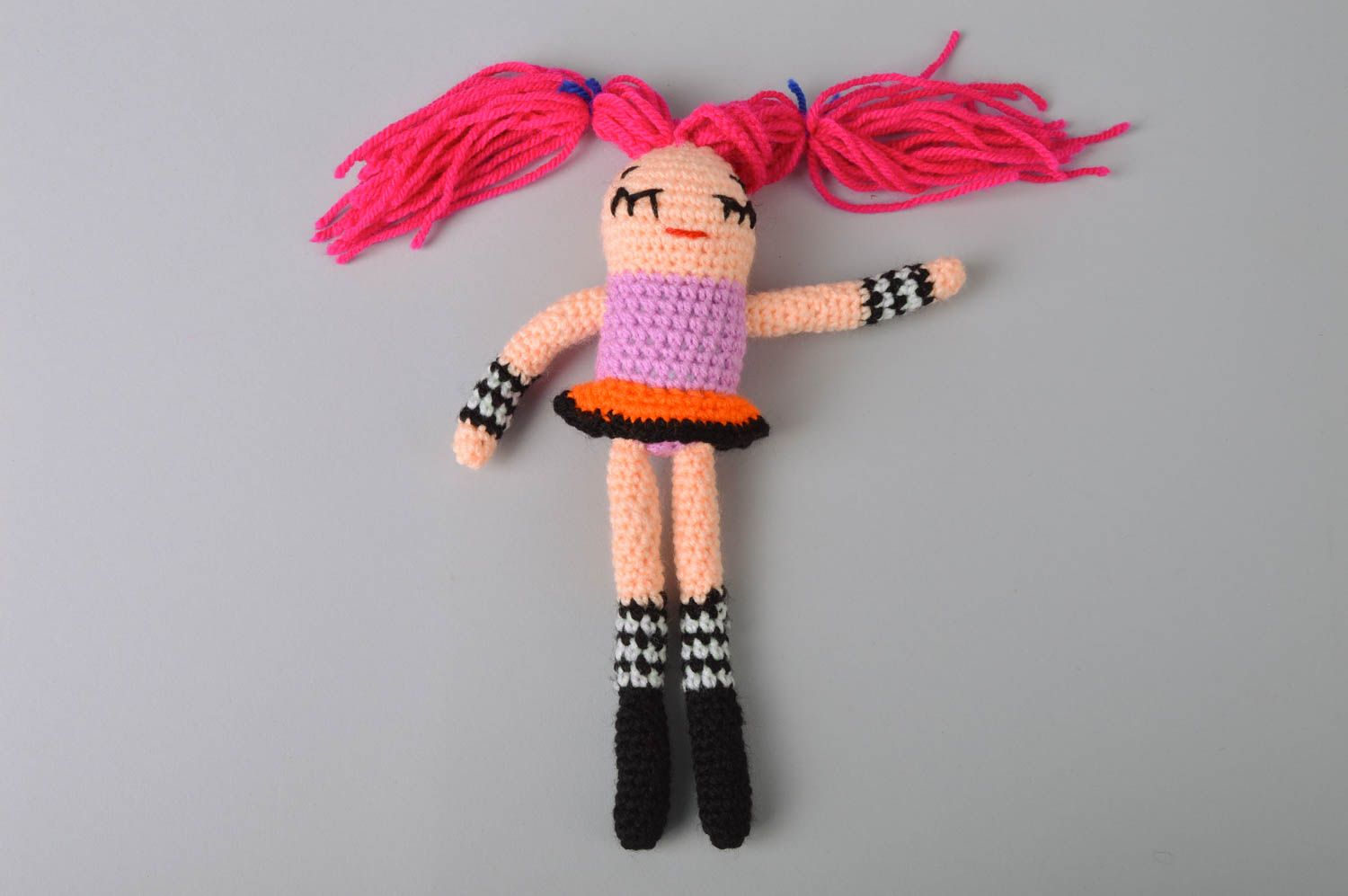 Muñeca artesanal con pelo rosado divertida juguete tejido a ganchillo de hilos  foto 2
