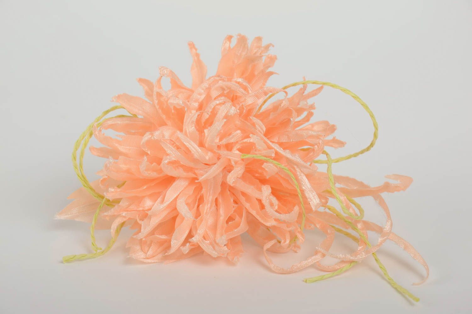 Pfirsichrote handmade Haarspange aus Atlas in Form von Blume groß originell  foto 2