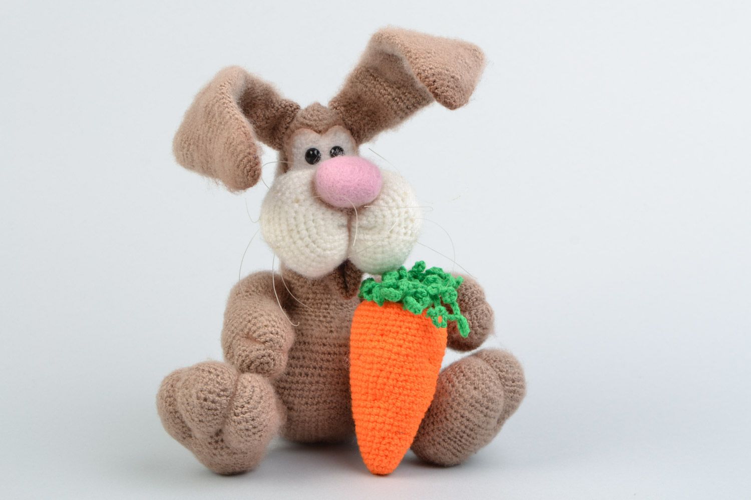 Мягкая вязаная игрушка из мохера и акрила ручной работы Зайка с морковкой фото 1