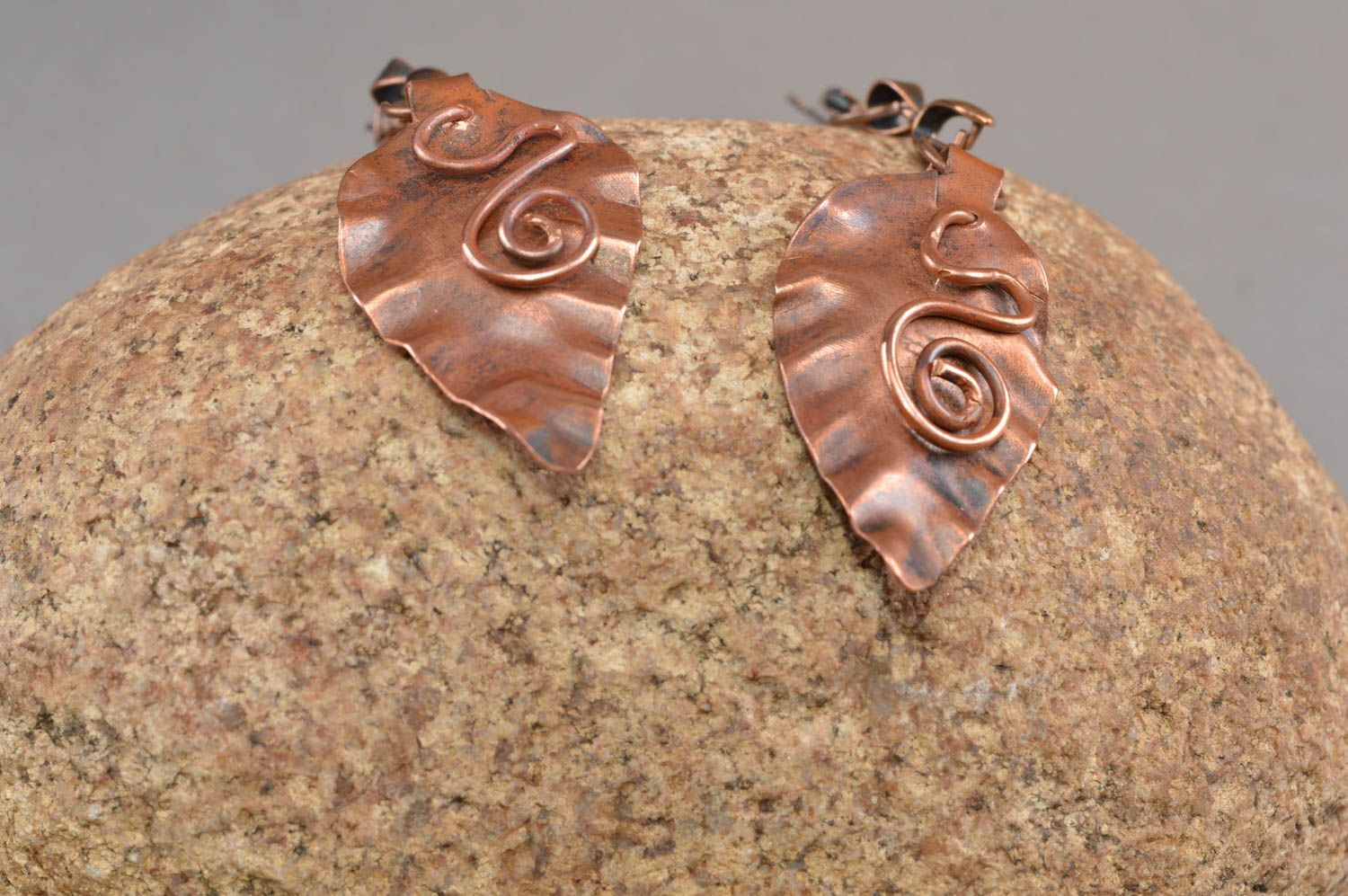 Schöne lange feine originelle handgemachte Ohrringe aus Kupfer Blätter foto 3
