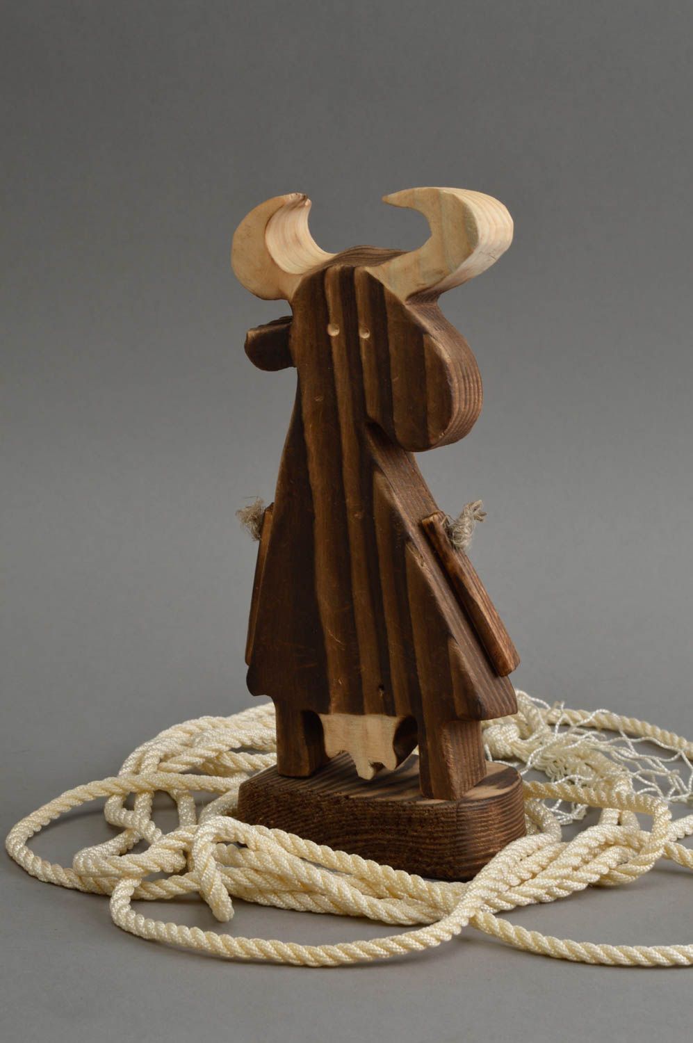 Geschnitzte handgemachte Figurine aus Holz in Form von einer Kuh für Deko foto 1