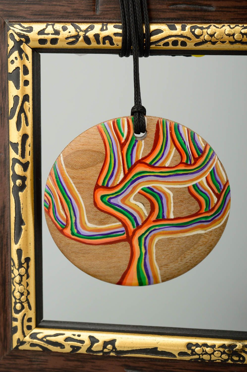 Кулон ручной работы аксессуар из дерева украшение на шею с росписью яркое фото 1