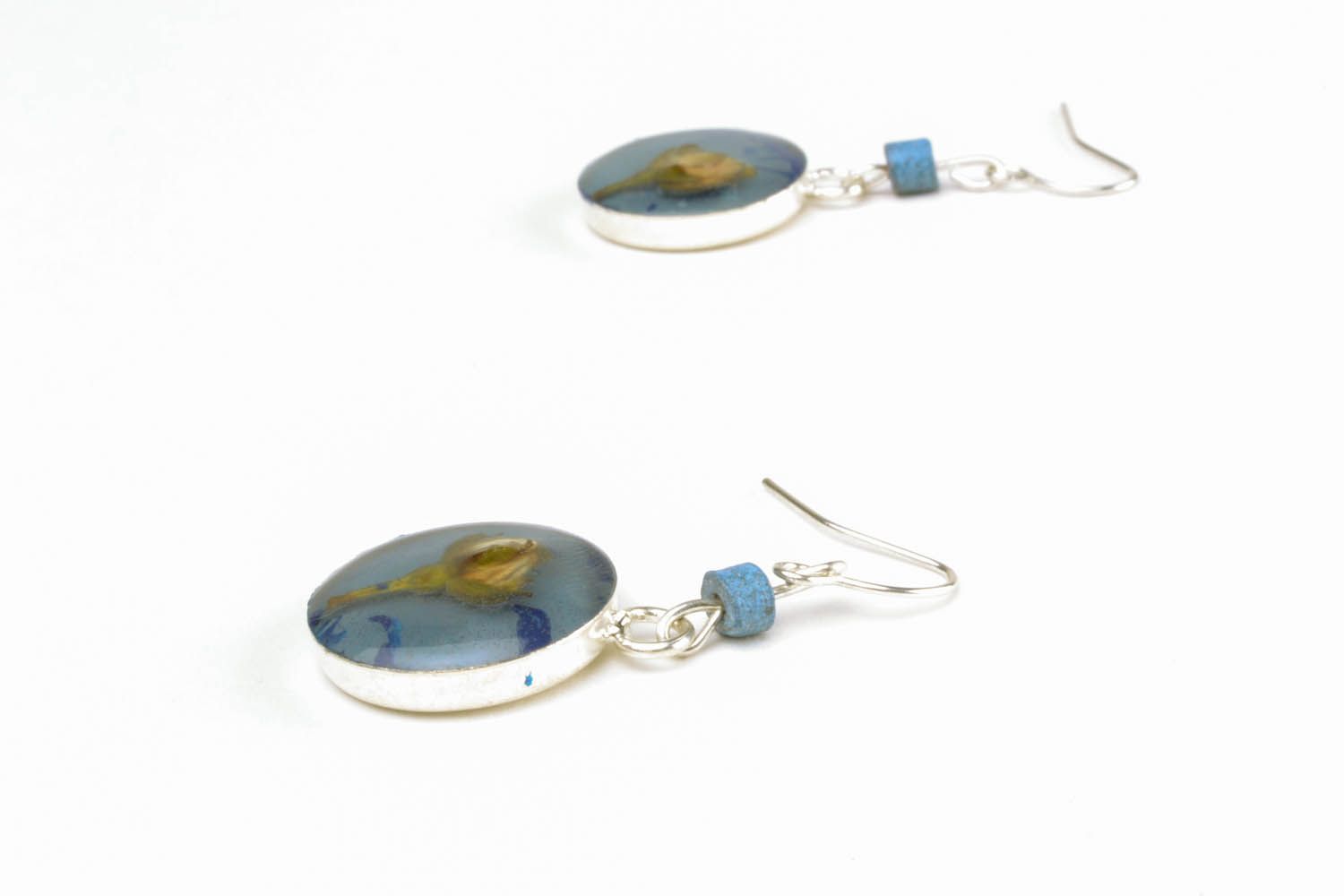 Earrings with dried flowers in jewelry resin photo 4