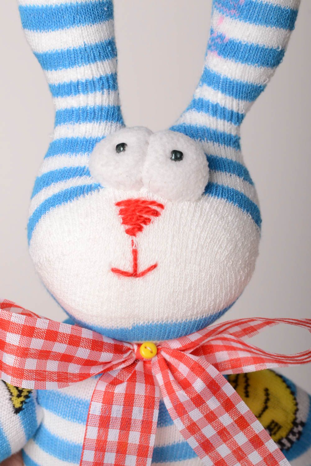 Juguete artesanal muñeco de peluche regalo original para niño Conejo a rayas foto 4
