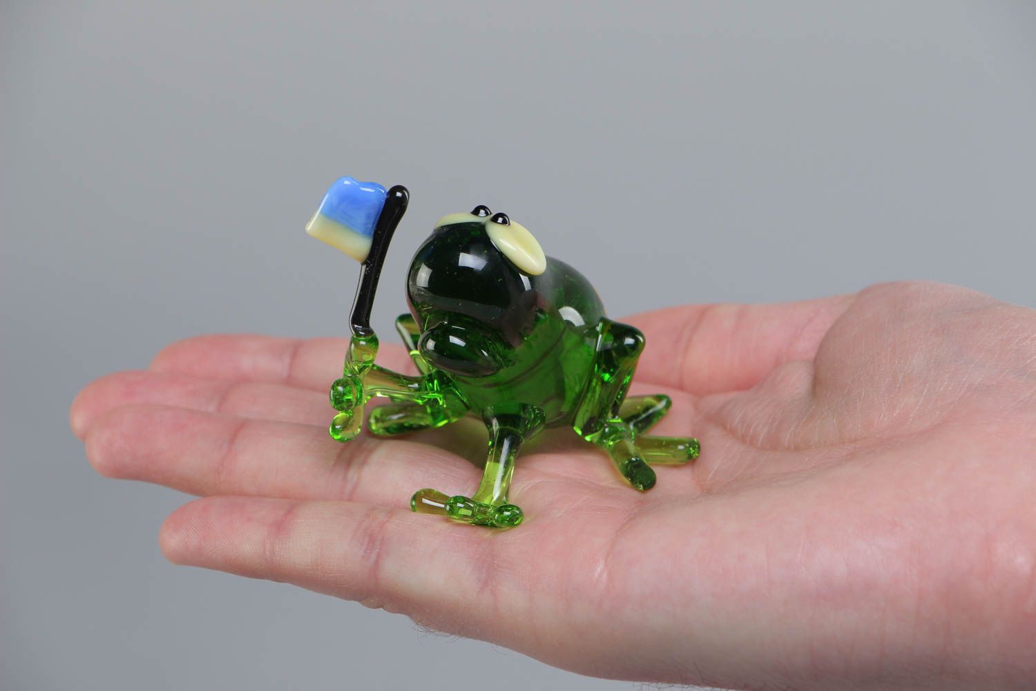 Фигурка лягушки из стекла в технике лэмпворк ручной работы зеленая красивая фото 5