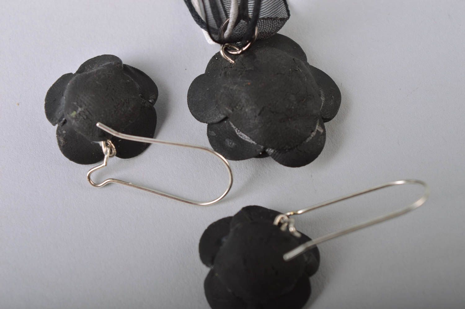 Boucles d'oreilles et pendentif fleurs noires faites main en porcelaine froide photo 5
