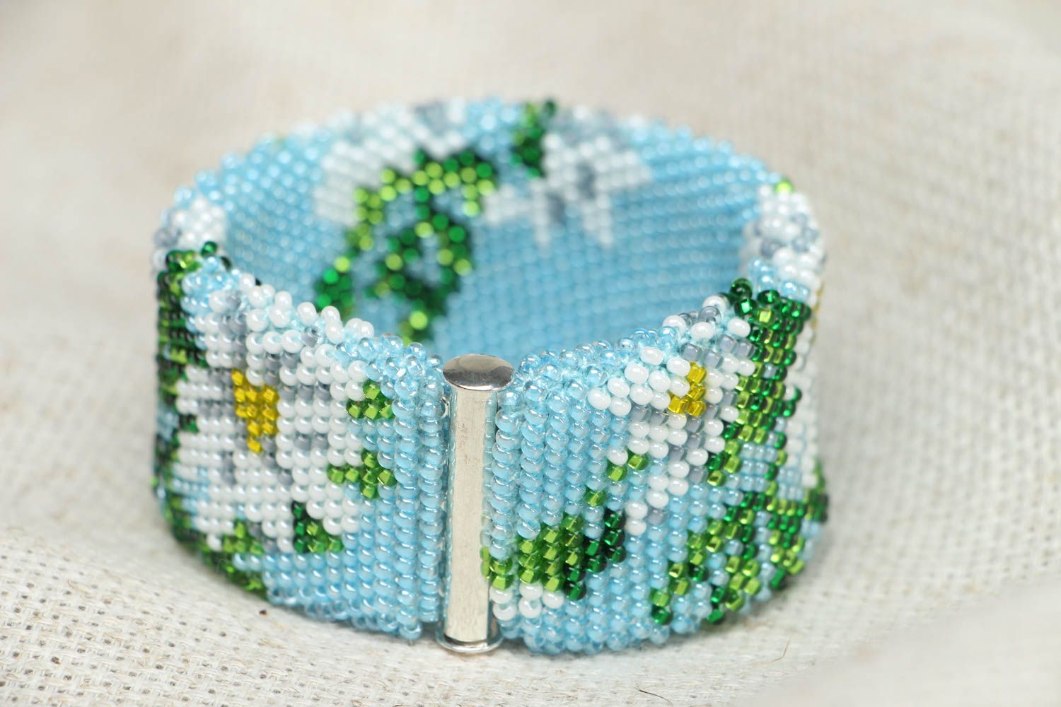 Bracelet large en perles de rocaille à motif floral  photo 3