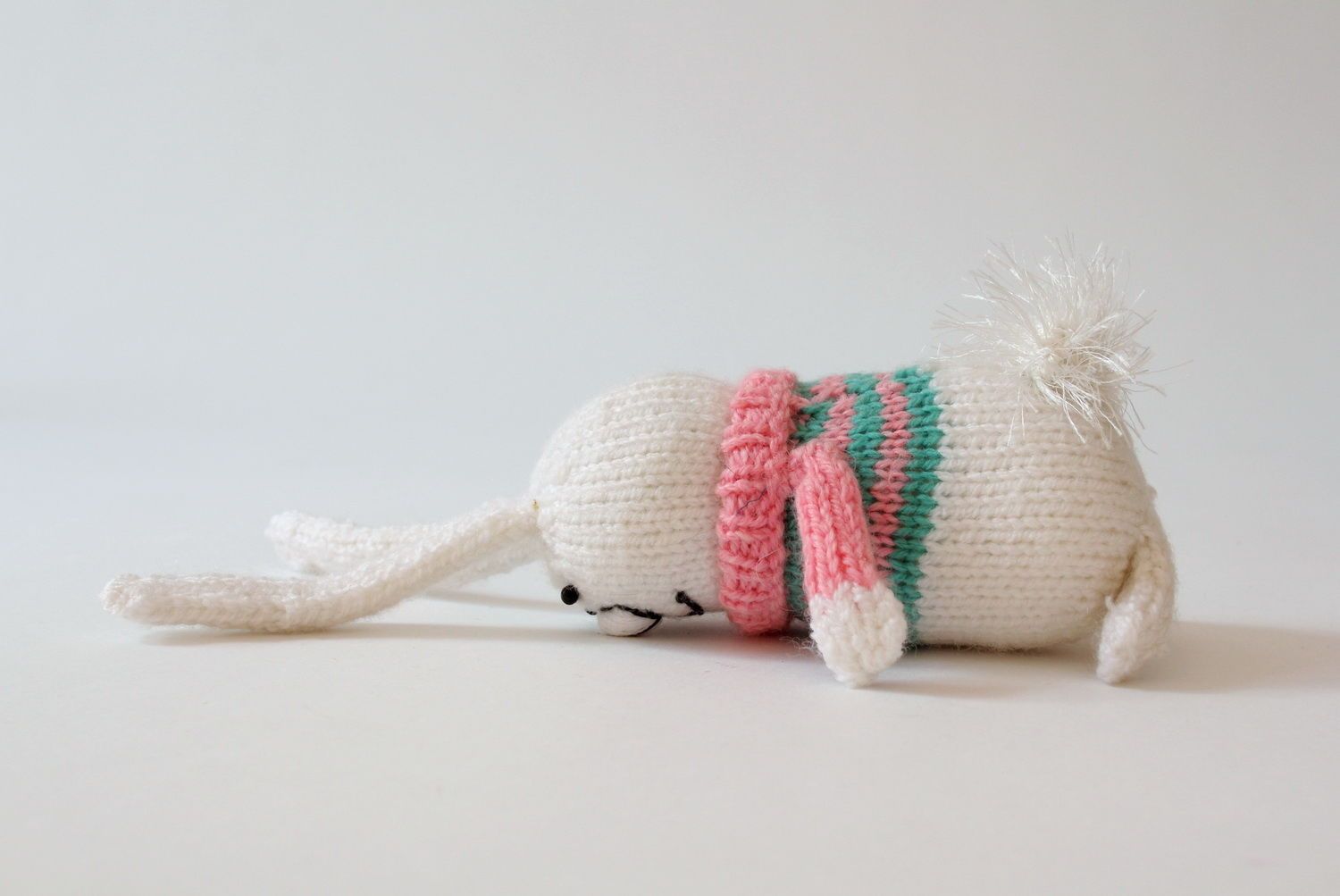 Вязаная игрушка Зайчонок в розово-зеленом свитере фото 3
