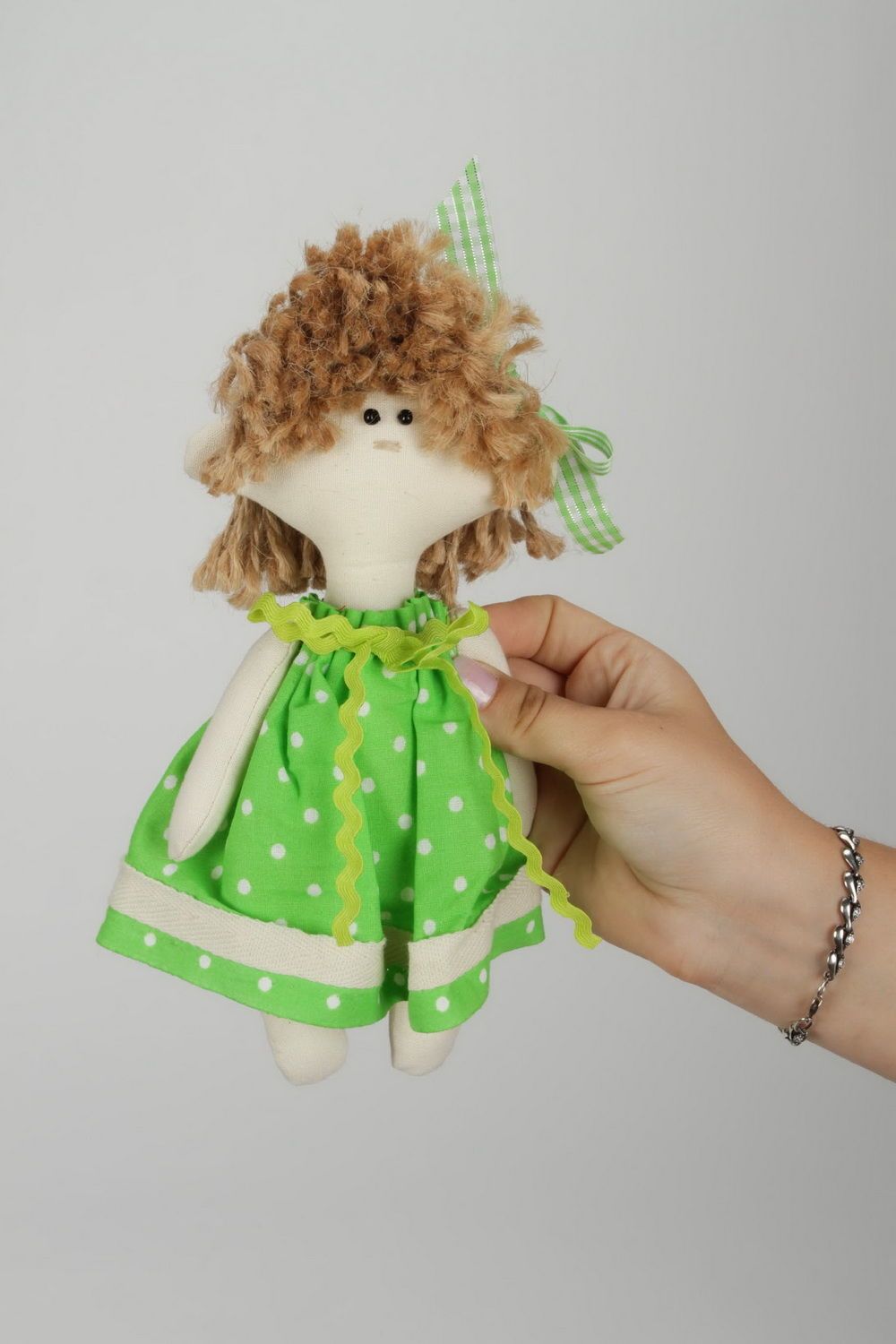 Puppe aus Stoff Mädchen im hellgrünen Sommerkleid foto 1