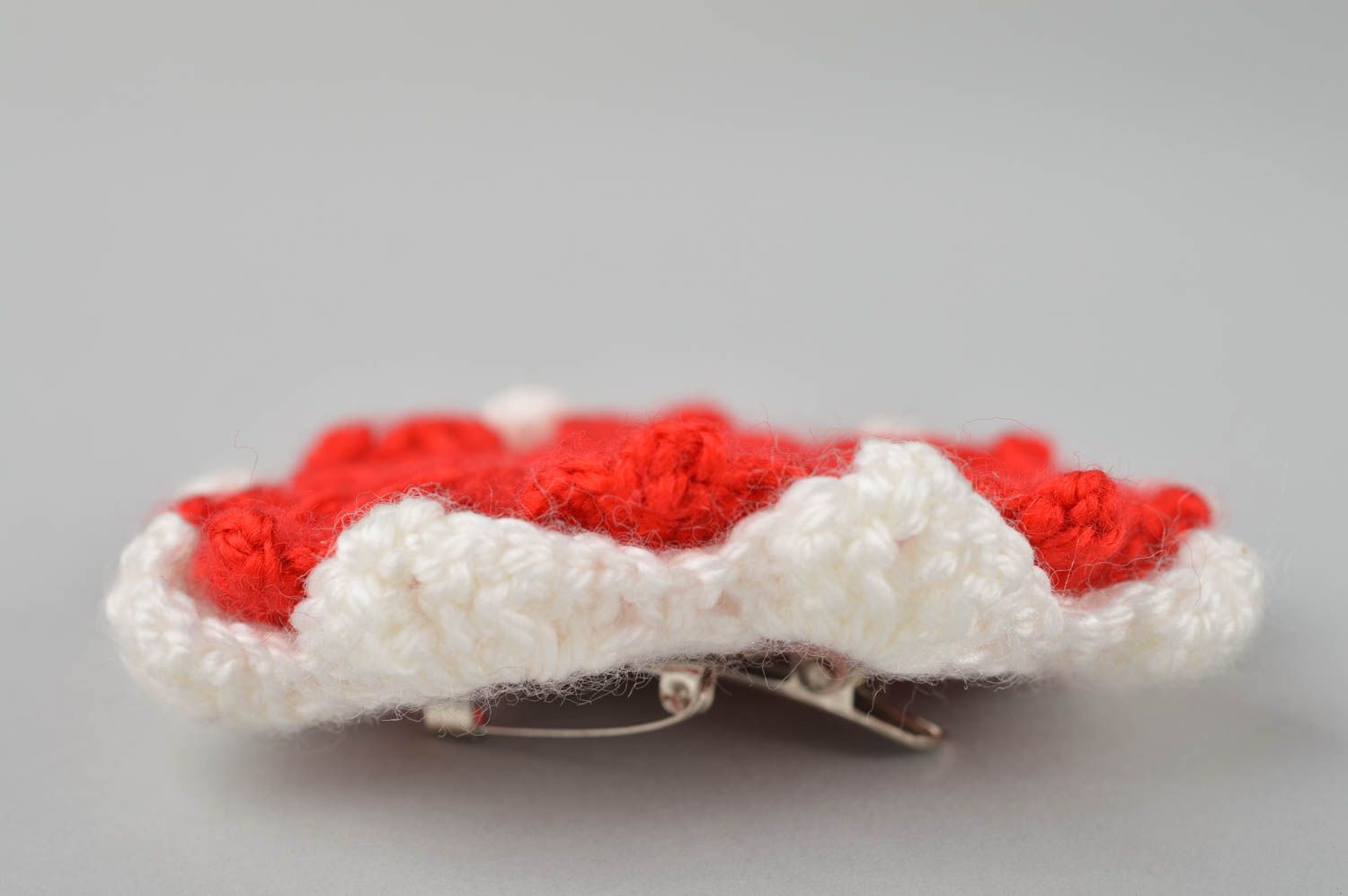 Broche Barrette fleur faite main tricotée au crochet rouge Cadeau femme photo 5