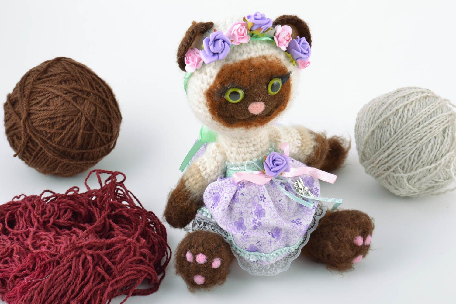 Kleines nettes Kuscheltier Katze handmade aus Wolle bunte für Kleinkinder foto 1