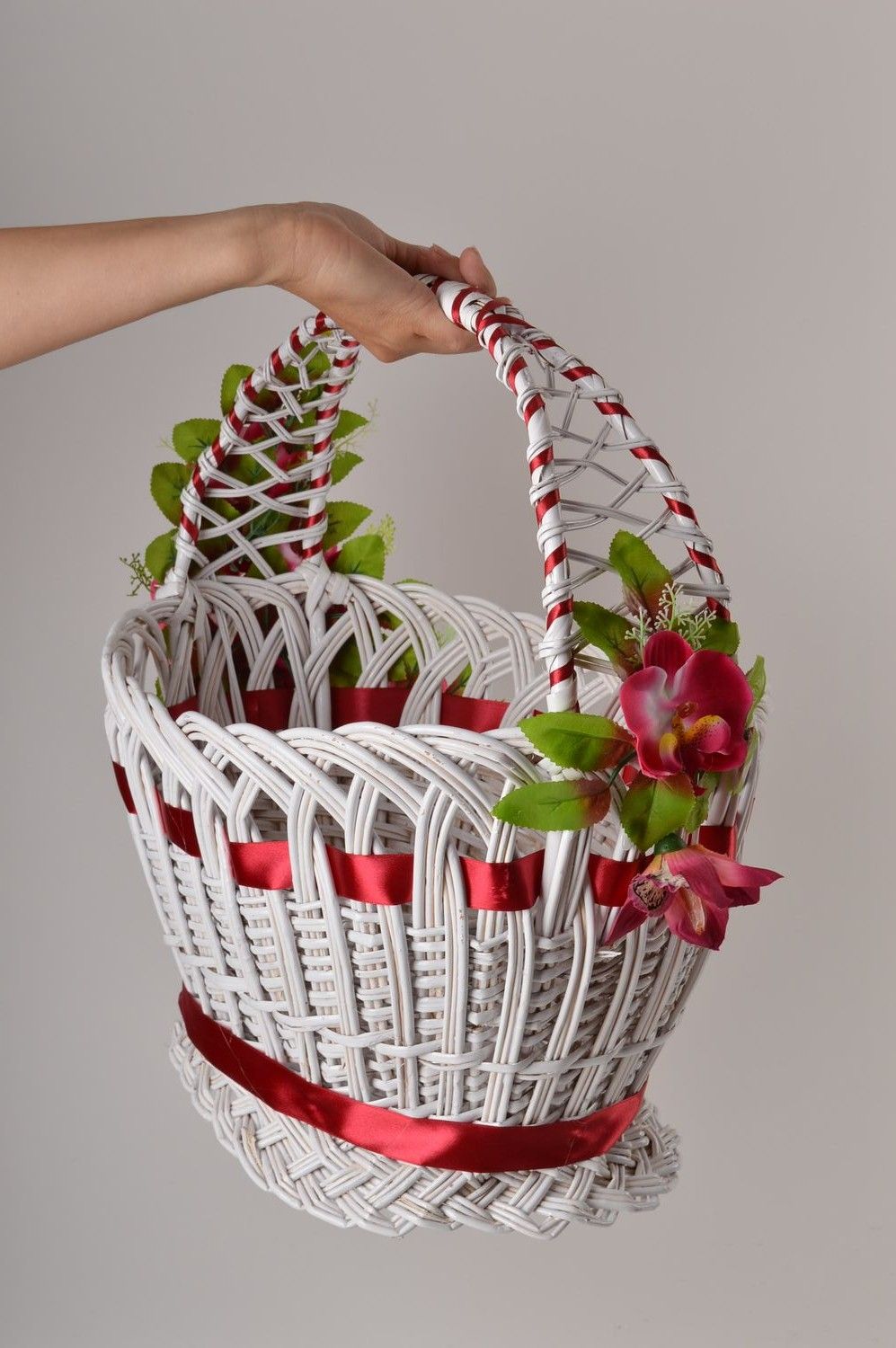 Cesta de mimbre con flores hecha a mano elemento decorativo regalo para mujer foto 5