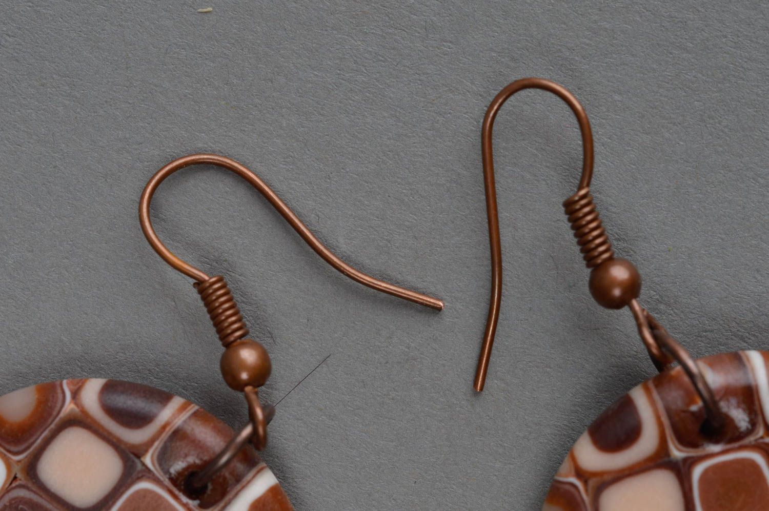 Boucles d'oreilles rondes en pâte polymère faites main marron à carreaux photo 4