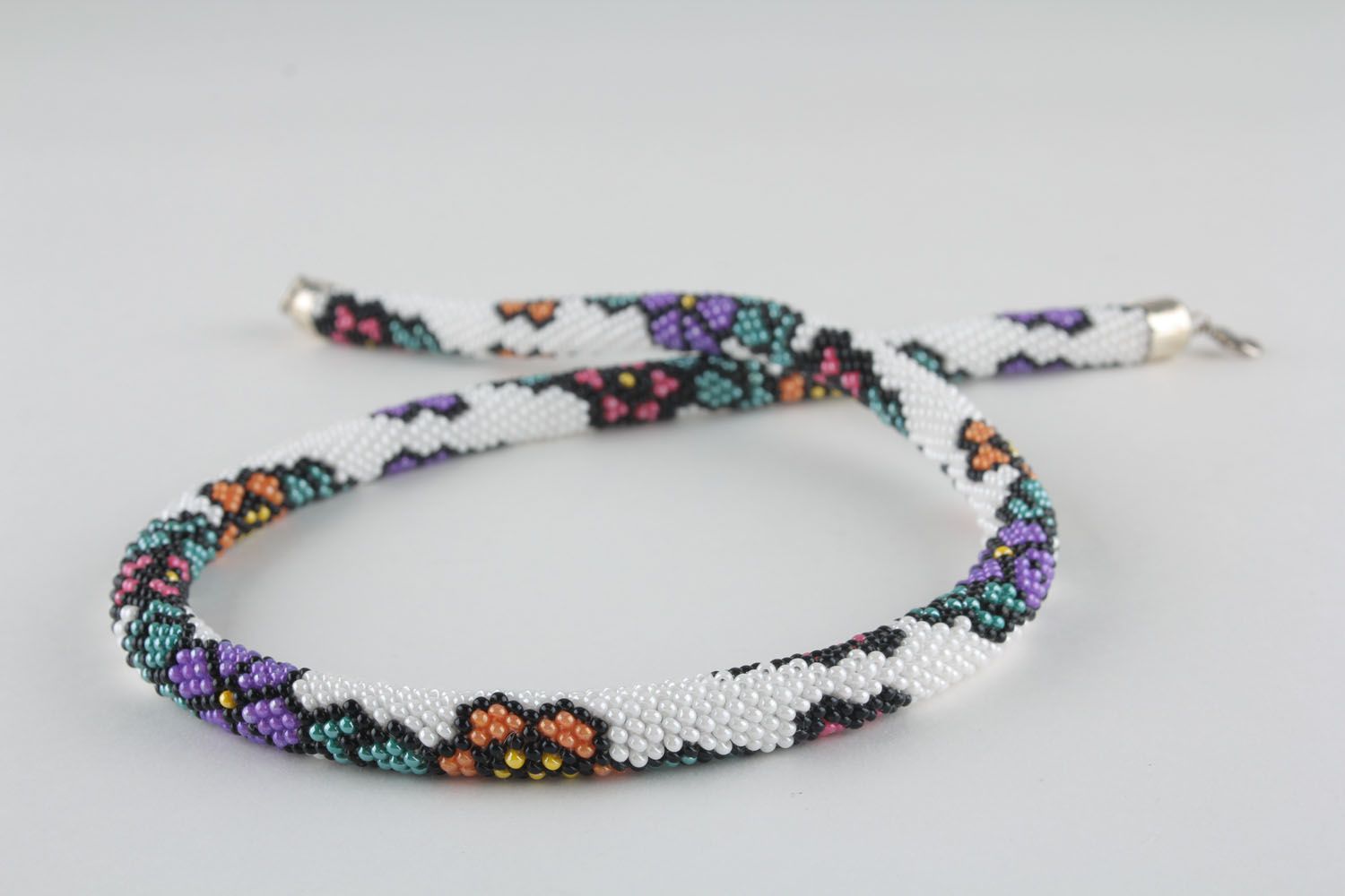 Beaded cord necklace with floral motifs photo 1