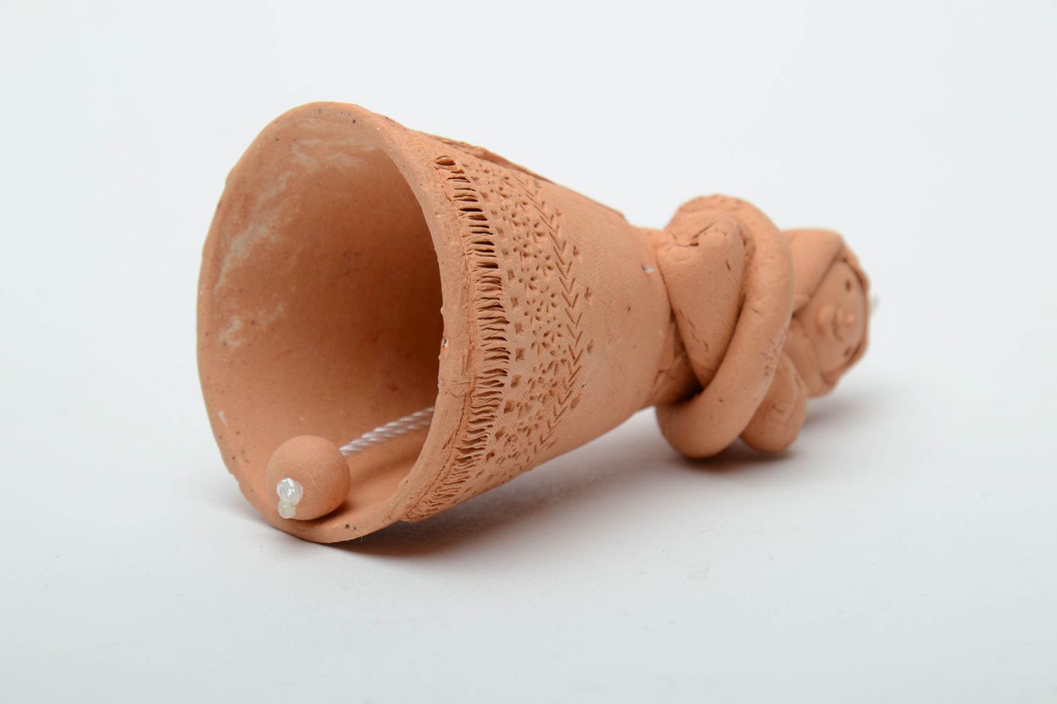 Колокольчик традиционная игрушка из глины в виде женщины фото 4