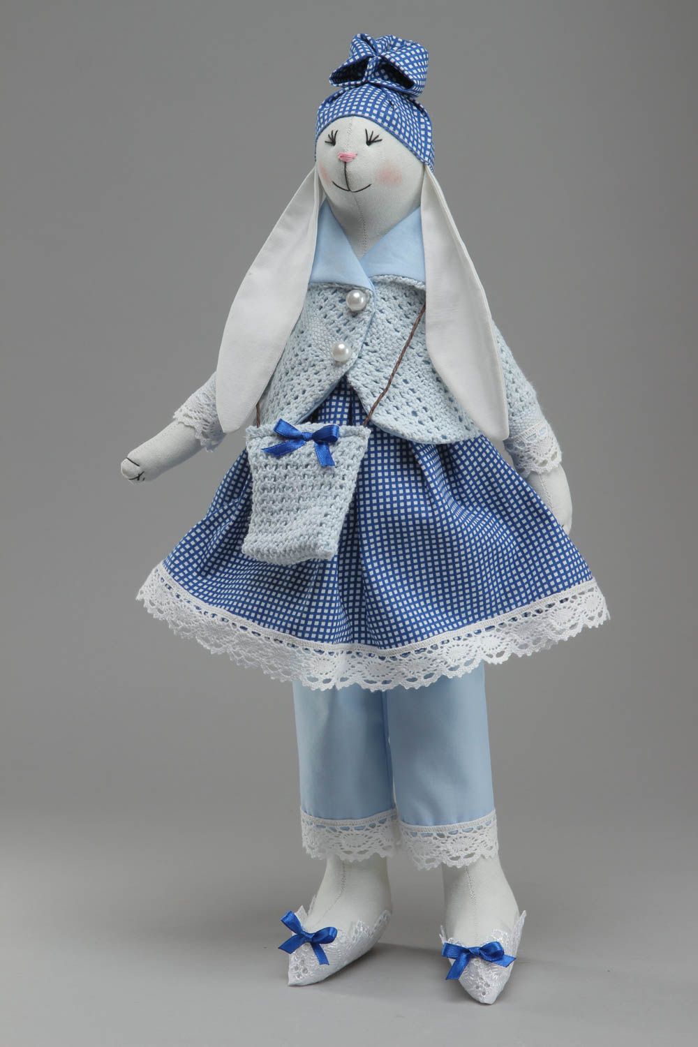 Petite peluche décorative lapin en tenue bleue faite main cadeau original photo 1