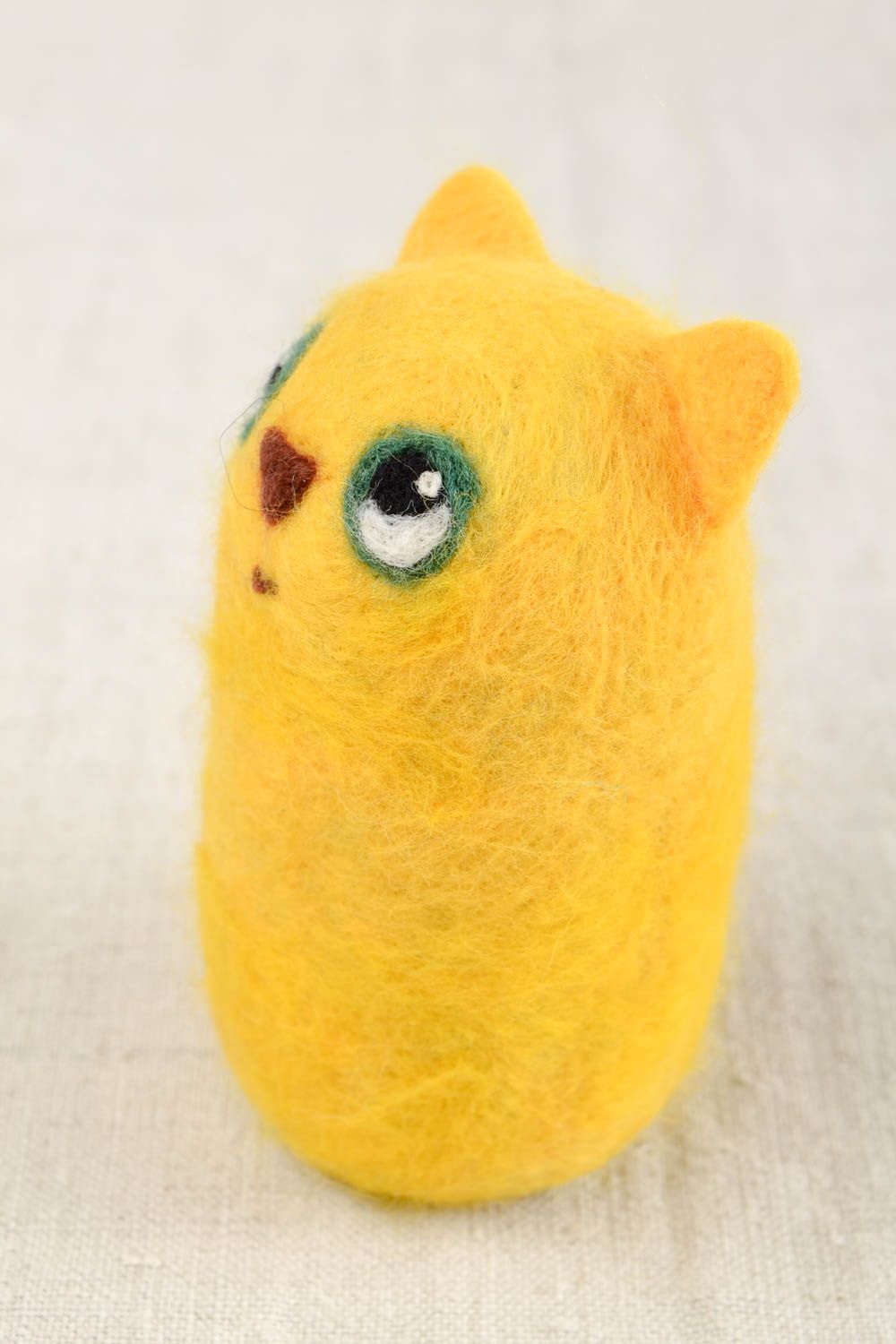 Peluche chat jaune Jouet fait main petit en laine feutrée Cadeau enfant photo 1