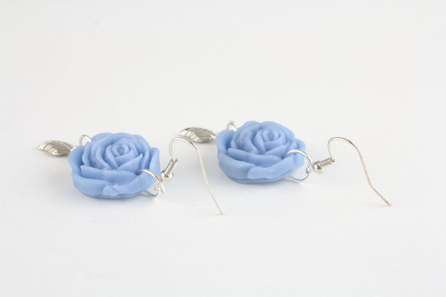 Boucles d'oreilles en argile polymère faites main Rose bleu photo 1