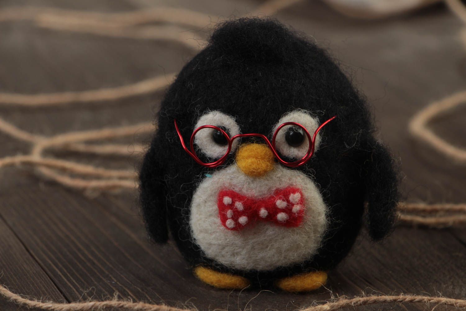 Süßes Wolle Kuscheltier Pinguin in Walken Technik künstlerische Handarbeit foto 1
