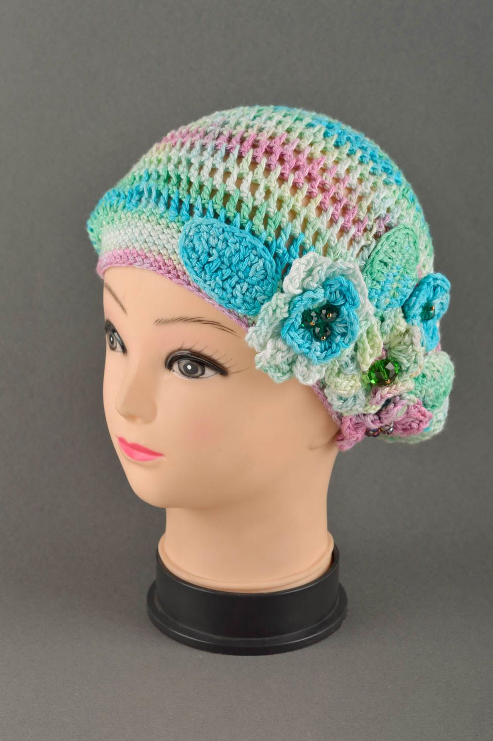Béret au crochet fait main Chapeau tricoté multicolore Vêtement femme design photo 1