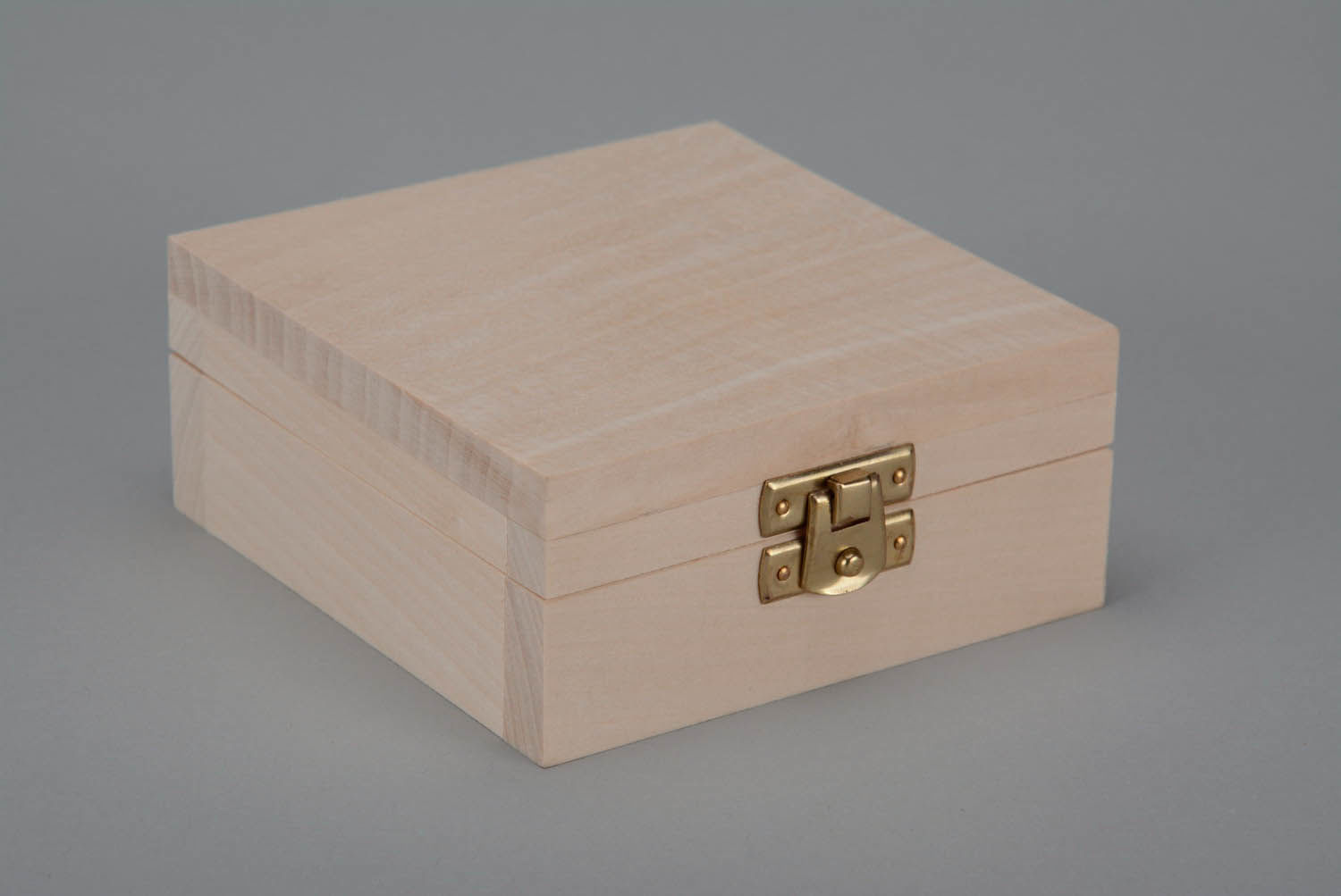 Caja de madera con acabado de terciopelo por dentro foto 1