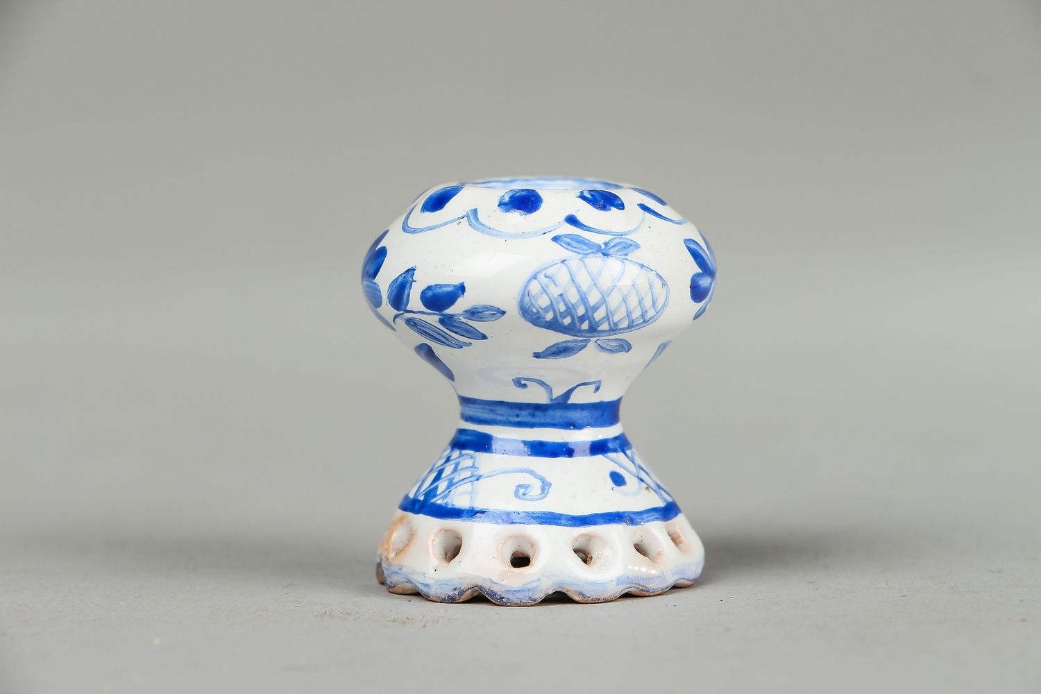 1,66 inches ceramic tiny vase in white&blue color for shelf or desk décor 0,04 lb photo 1