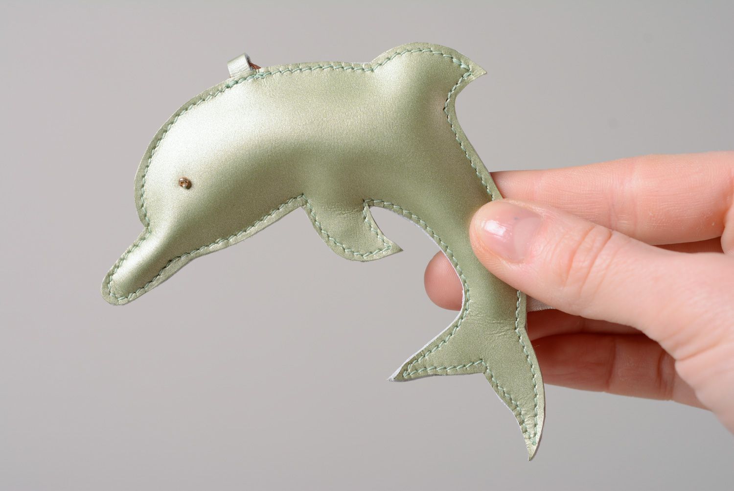 Colgante para bolsos de cuero con forma de delfín hecho a mano  foto 3