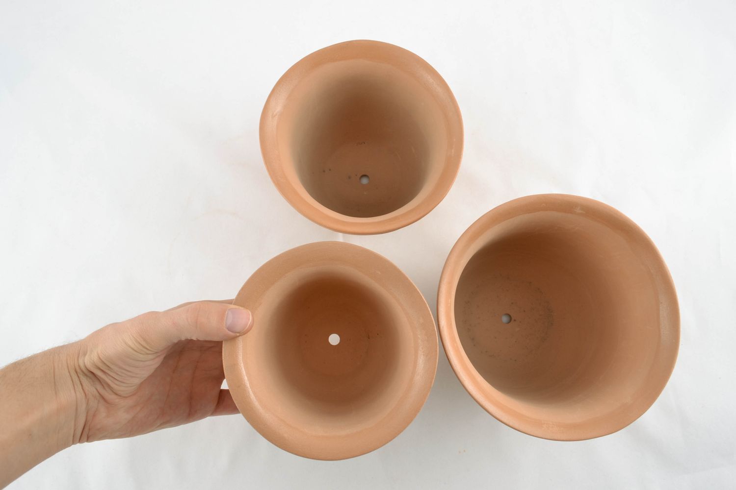 Set of three ceramic flower pots 5,5 inches tall and 7 inches wide without any patterns 3,3 lb photo 2