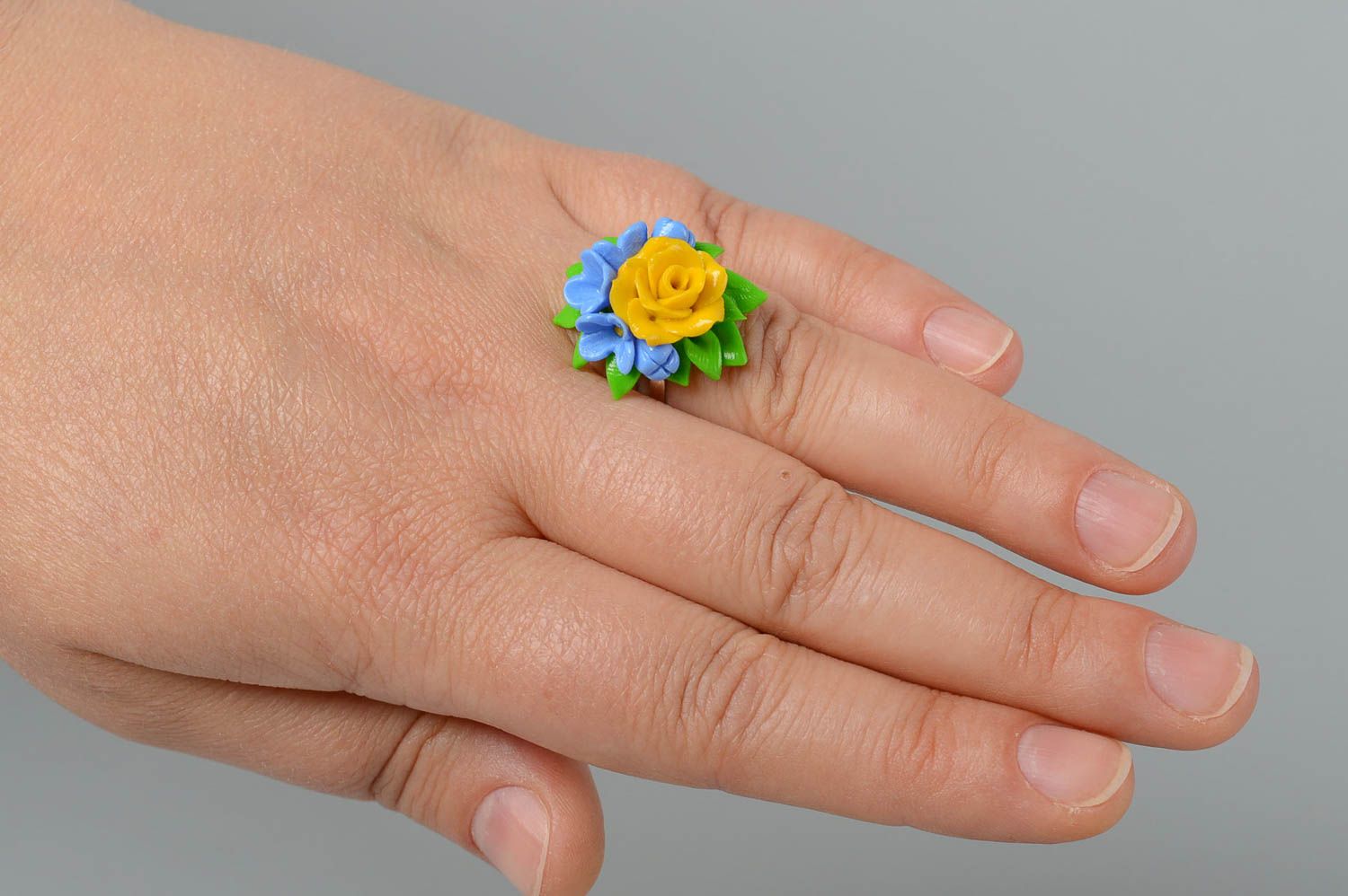 Ring am Finger handgeschaffen Schmuck aus Ton schöner Damen Modeschmuck foto 5
