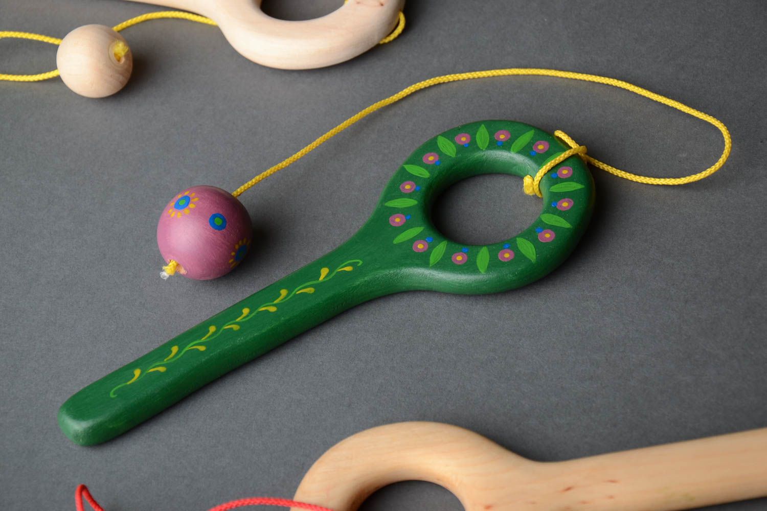 Originelles bemaltes geschliffenes handmade Spielzeug aus Holz für Kinder foto 1