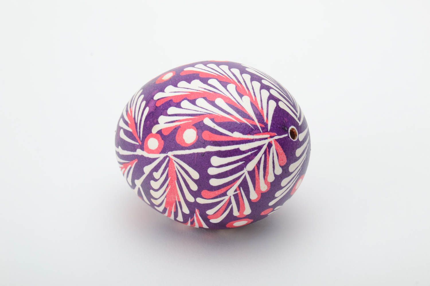 Huevo pintado arteanal en la técnica lemkivska con ornamentos de colores blanco y violeta foto 4