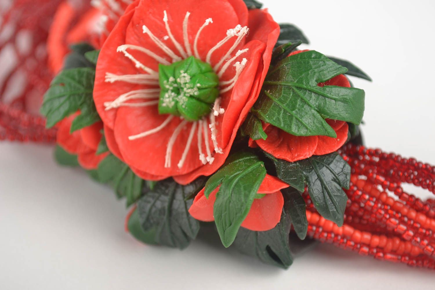 Conjunto de bisutería artesanal de collar y broche con flores de porcelana fría foto 4