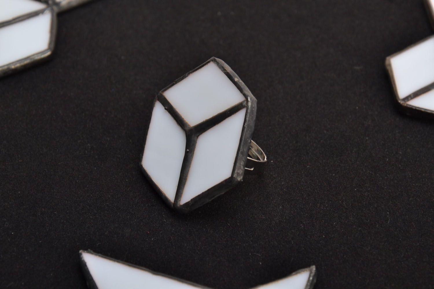 Grande bague en verre noire et blanche hexagonale faite main pour femme photo 1