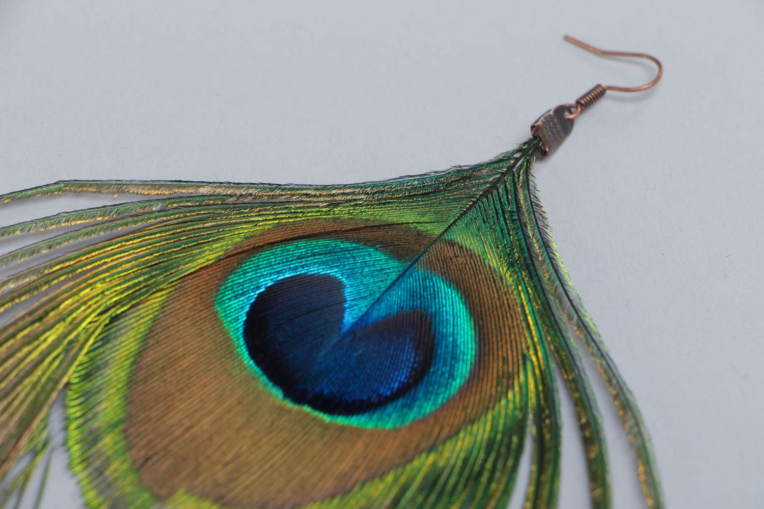 Longues boucles d'oreilles en plumes de paon multicolores faites main légères photo 4