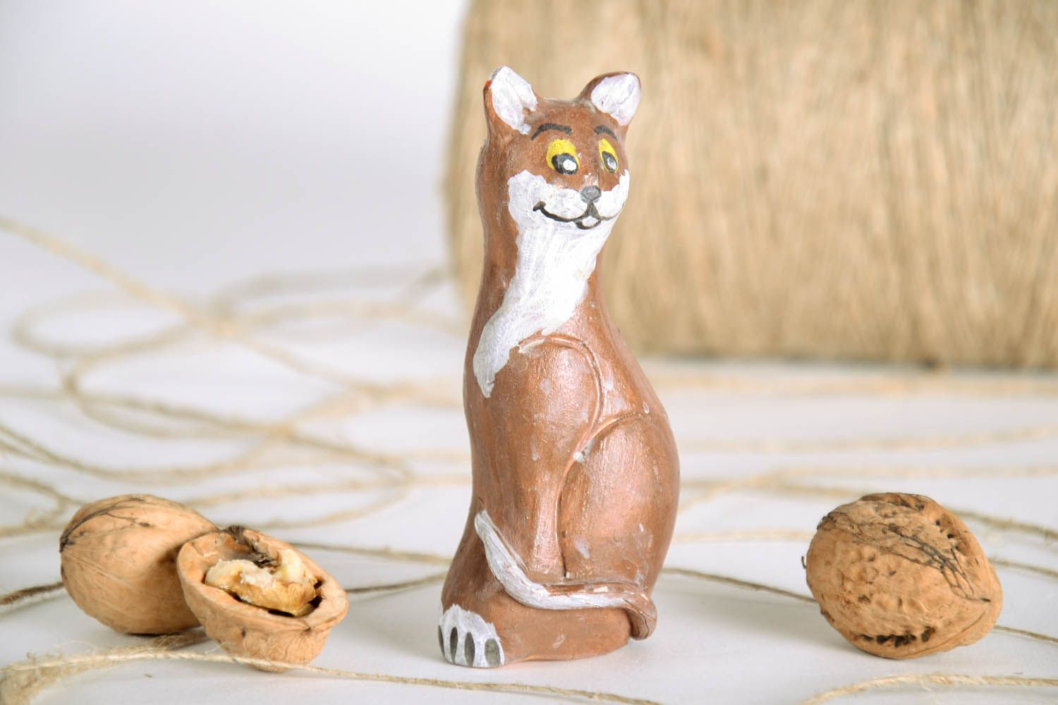 Estatueta decorativa de raposa artesanal de argila decoração do interior com figuras de cerâmica  foto 1