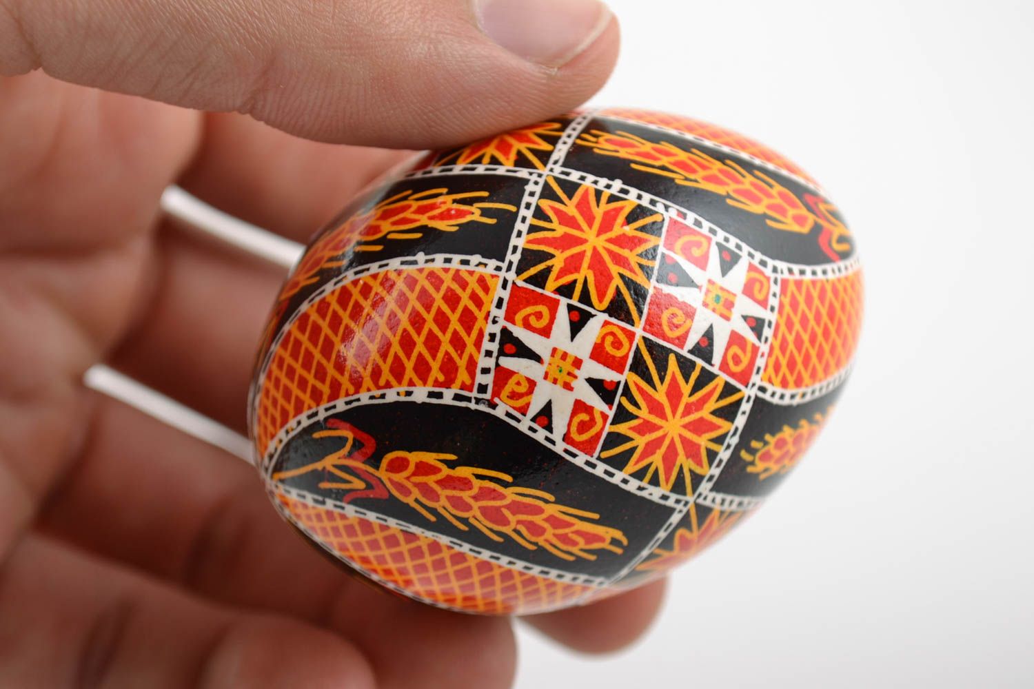 Huevo de Pascua de gallina pintado con acrílicos artesanal con espigas foto 2
